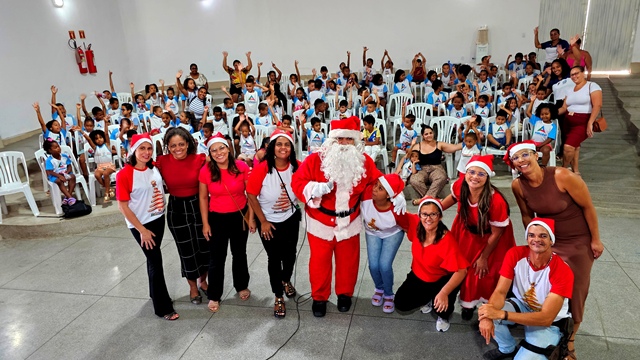 Papai Noel e equipe entregam brinquedos na sede